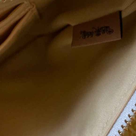 🐴 COACH LARGE CORNER WRISTLET WITH HORSE AND CARRIAGE 🐴 - Picture 15 of 16